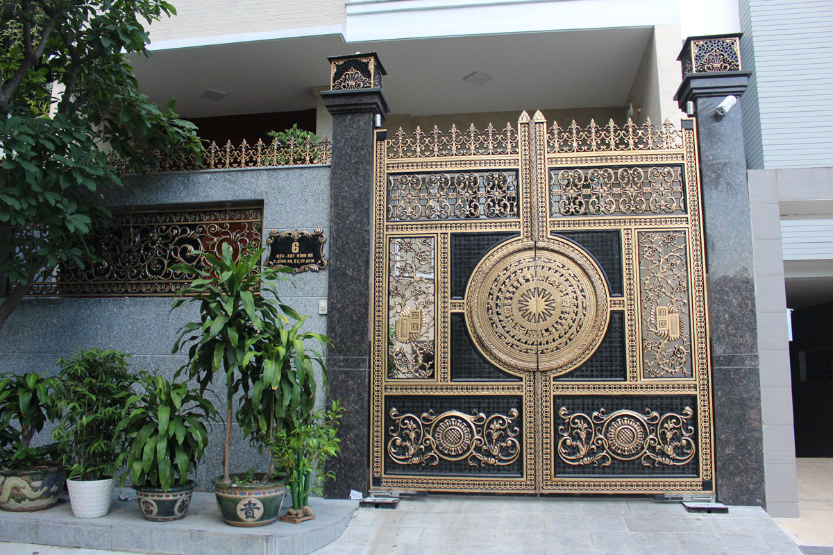 Mẫu cổng nhôm đúc với họa tết hoa văn truyền thống